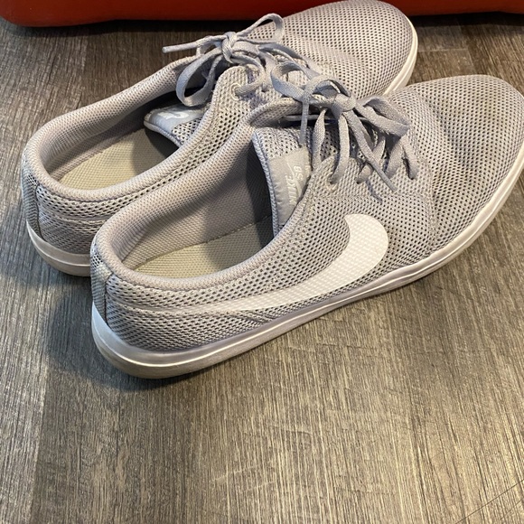 Nike gray athletic shoes - Picture 3 of 5